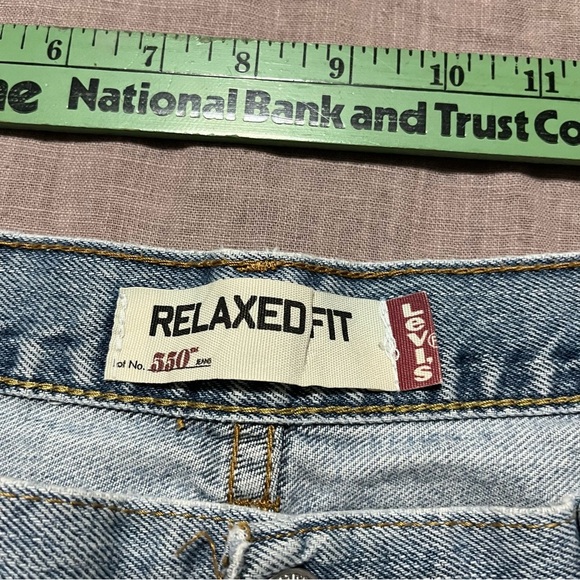 Levi's 550 Lightwash Relaxed Jeans Classic Stonewashed Style 38 x 32 distressed - Picture 6 of 8